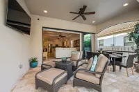 Luxe Home 1 mile to Vanderbilt Beach, Pool & Spa, Pet Friendly