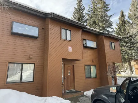 Spacious & Bright - Mountain Views, Balcony Bar, at Red Line Shuttle Stop Отели в г. Маммот-Лейкс