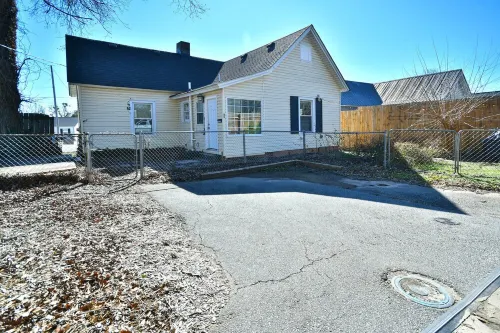 Comfy Cottage ✨ Minutes From Main St, Fenced in Backyard✨🏡