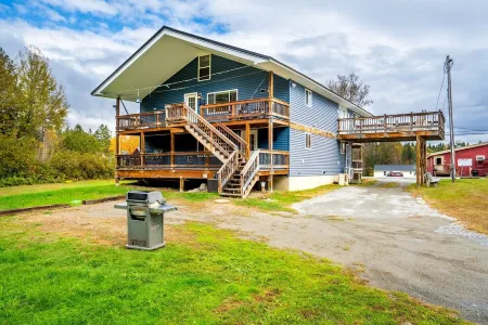 Bear Cub Charming 2-bedroom apartment near Sugarloaf on Snowmobile/ATV trails