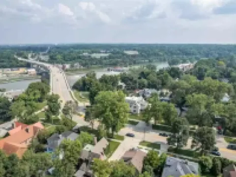 ♥ Cozy historic 3BR w/ bridge view! Sleeps 7 ♥ Hotels in Appleton