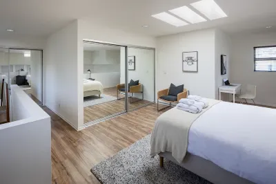 Designer Loft with parking 5min to the beach ! Hotels near 1921 State Theater