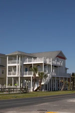 On canal. 3 minute walk from beach! 5 minutes from everything!!