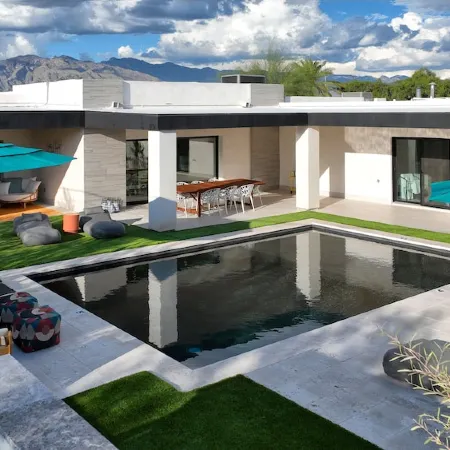 Central Tucson Luxury - Minutes from U of A - Saltwater Pool - Sleeps 10