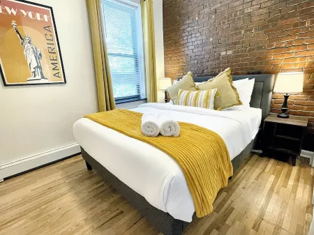 2BR Apartment in Historic Brownstone, 7 Min Train to NYC, Downtown Jersey City Отели рядом со станцией Железнодорожная станция Grove Street