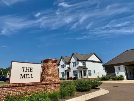 New, clean, and spacious 3 br/3 .5 ba Oxford condo!