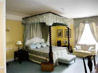 The Snooty Fox Hotel dekat Highgrove Gardens