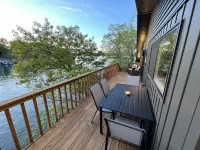 Modern cozy lakeside private home, dock, main channel views, off Horsehoe Bend!