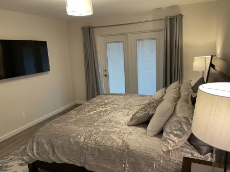 Newly renovated Lantana FL condo, All new luxury furnishings, 2 miles from Ocean Отели в г. Лантана