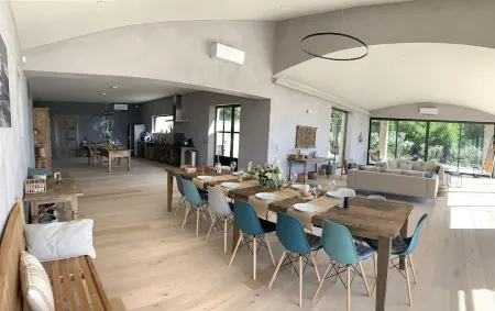 Mas des Amis, Seguret, Village classified in Provence, heated swimming pool