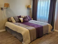 Spacious 3-bedroom home, off I-64 & 35, sleeps 11 Hotels in Scott