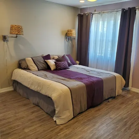 Spacious 3-bedroom home, off I-64 & 35, sleeps 11
