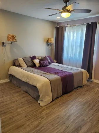 Spacious 3-bedroom home, off I-64 & 35, sleeps 11 Отели в г. Скотт