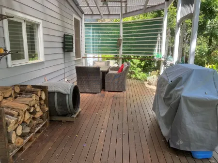 Historic Cottage 4 Riverside Dve. Pet friendly, flat fenced yard  on the River.