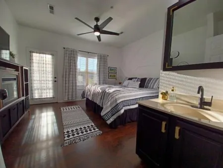 Walk-in 1 bedroom near pool with golf course view Отели рядом с достопримечательностью «Марвел Кейв»