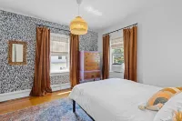 Updated, Historic District, Walk to Waterfront. Pet-Friendly! Sleeps 12