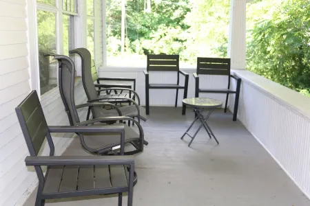 Whole House, 5 minutes by car to OU, 2 Bedroom, 1.5 bath, Smart TV, FREE Wi-Fi