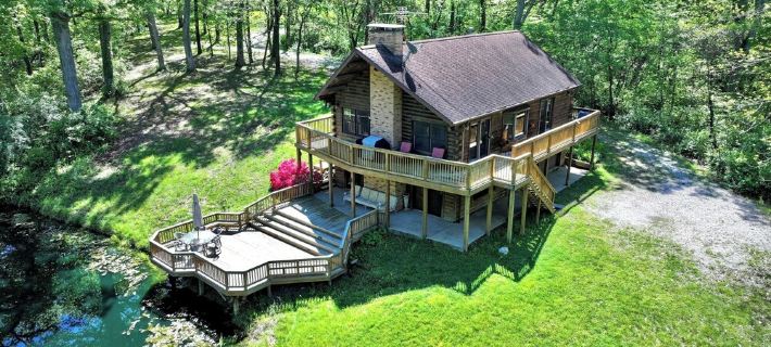Private Cabin with Pond on Family Farm Hoteles en Condado de St. Clair