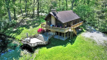Private Cabin with Pond on Family Farm Отели в г. Сент-Клэр