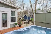 Cozy Modern Home,close to beach! Private hottub.Community pool 4 houses away