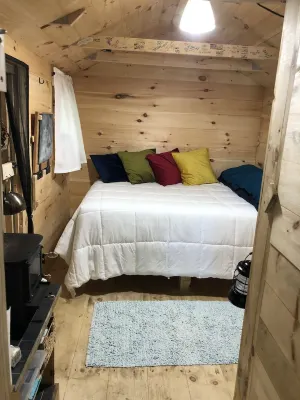 Tiny Cabin on 100 Acres Kayaks/Canoes/Paddleboards Hotel dekat Maine Firefighter's Memorial