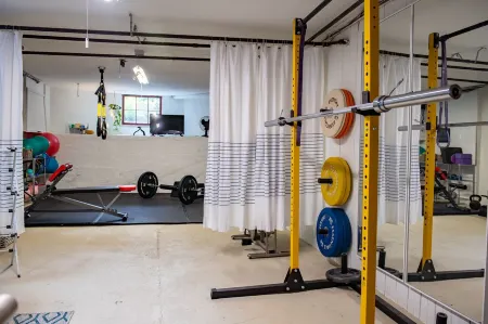 Cozy & Spacious home next to Gorgeous City Park - Outdoor Dining, Hot Tub & Gym! Отели рядом с достопримечательностью «Парк Роджер Уильямс»