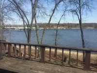 Lakefront Cozy Cottage Hotels near Crosstar Flag and Tag