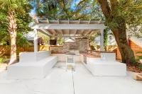 Pura Vida Villa: Luxury coastal retreat with private pool 鄰近Lazy Gator的酒店