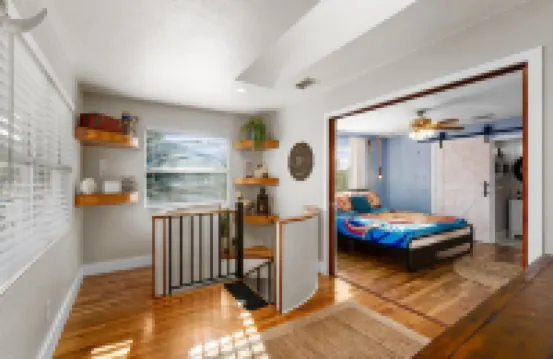 1- King bed/ 1- sofa bed/ 1.5bath Block from Beach