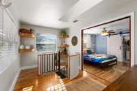 1- King bed/ 1- sofa bed/ 1.5bath Block from Beach