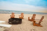 #1 Thomas' Parkside Cottages, 4Br Lake Huron Beachfront w/ Balcony Views