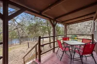 22 miles to Round Top, 3/2 w/ trailer parking, relaxing cozy cabin w/ lake, wifi