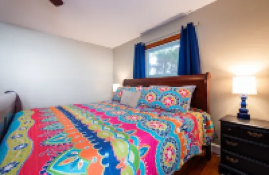 Relax, min from Louisville, Pet friendly, Entire house- fenced in backyard.