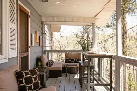 Pet Friendly Chalet, Tucked in the Trees and only three minutes from downtown!
