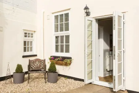 Fabulous 3 Bed Apartment with Private Courtyard