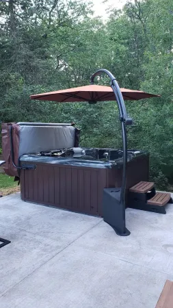 Cozy cabin on the bank of Bear Creek with a hot tub to relax in!