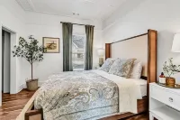 Charming Midtown Cottage, 11 straight blocks to Sherman Ave/Downtown Boat Launch Hotels near JCPenney