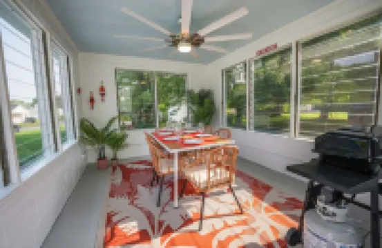 Crab Shack in Town-Walk to beach and restaurants-Sleeps 6