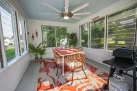 Crab Shack in Town-Walk to beach and restaurants-Sleeps 6