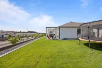 New house!! Outdoor Hot tub with beautiful sunset views - 4-Star