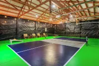 Luxe Bourbon Trail Cabin– Hot Tub/Pickleball/Fire Pit/Pool/Game Room