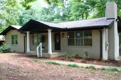 Southern Elegance Gateway - 3 Bedroom Vacation Home in Wonderful McDonough, Ga South-View Cemetery附近的飯店