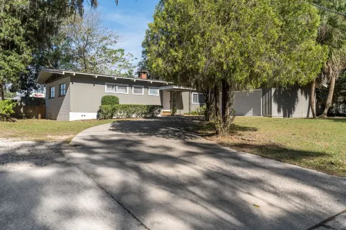 Mid-Century Vibes w/ Firepit Near UF/Downtown/Shands & Walk to Coffee Culture