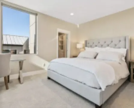 Luxury Alki Beach Townhome w/ Large Private Rooftop & Amazing Views!