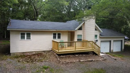 Pocono Family Getaway, Pet Friendly/Hot tub W/Game Room Отели в г. Танкханнок Тауншип