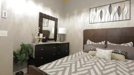 Luxury Boutique Style 1 Bdrm Condo in Downtown Location Отели в г. Де-Калб