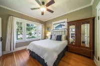 Historic Craftsman Bungalow, Just Steps to Downtown ~HOT TUB!~