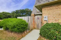 Charming 2 BR Condo - Convenient location - Close to beach - Community pool - WD