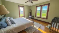 3 Peaks Farmhouse- Beautiful Remodel with Scenic Views + Root River Trail access
