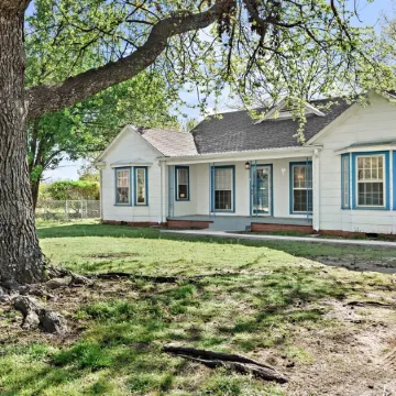 Home adjacent to Country Club, near Hospitals, Park, College and shopping.